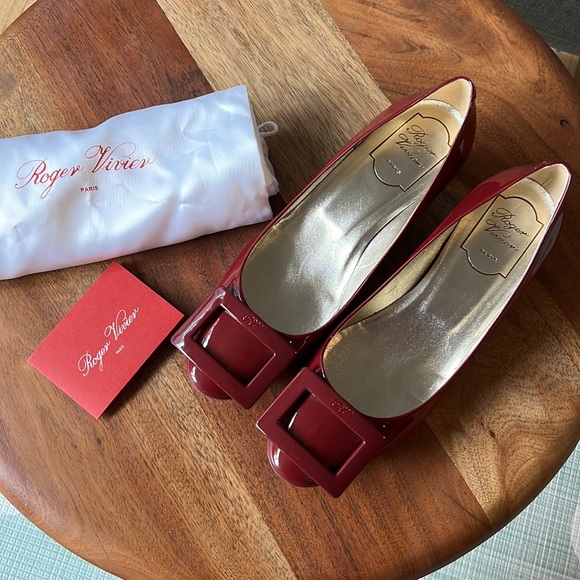 Auth Roger Vivier Classic pump 36.5